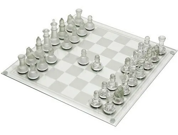 Peças De Xadrez De Vidro Num Tabuleiro De Xadrez De Vidro Imagem de Stock -  Imagem de xadrez, tabuleiro: 208285353